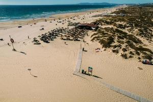 Luftbild von Caparica Beach im Stadtteil Almada, Großraum Lissabon, Portugal an einem Sommertag foto