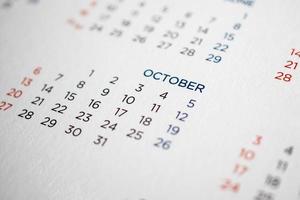 oktober kalenderseite mit monaten und daten foto