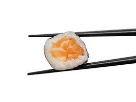 japanische Lachs-Maki-Sushi-Rolle mit Stäbchen isoliert auf weißem Hintergrund mit Beschneidungspfad foto