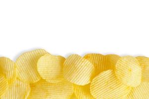 Kartoffelchips isoliert auf weißem Hintergrund mit Beschneidungspfad foto