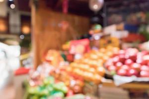 Abstrakte Unschärfe organisches frisches Obst und Gemüse in Lebensmittelregalen im Supermarktgeschäft defokussierter Bokeh-heller Hintergrund foto