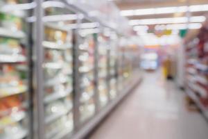 Supermarktkühlschrank zur Aufbewahrung von gefrorenen Lebensmitteln im Lebensmittelgeschäft foto