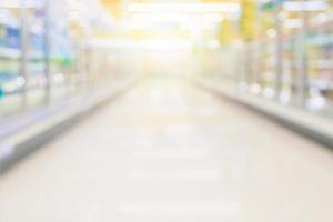 gefrorener Produktgang im Supermarkt foto