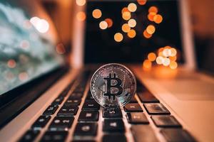 Makroaufnahme von Bitcoin-Münzen auf dem Laptop foto