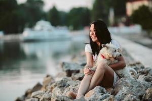 Mädchen mit einem Hund auf der Promenade foto