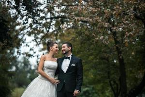 schöne hochzeitspaar posiert foto