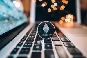 Ethereum-Münzgeld auf der Computer-Laptop-Tastatur foto