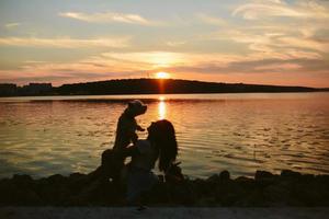 Mädchen und Hund auf dem See foto