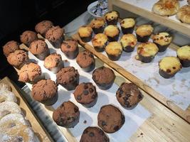 Linien köstlicher Schokoladen- und Vanille-Muffins frisch gebackene hausgemachte Schokoladensplitter-Muffins foto