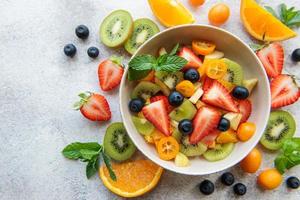 gesunder frischer obstsalat in einer schüssel foto