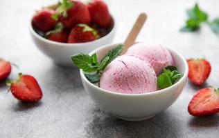 hausgemachtes Erdbeereis mit frischen Erdbeeren foto