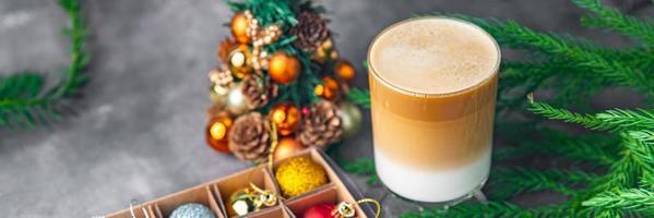 cappuccino heißer kaffee weihnachten neujahr süßes dessert hause urlaub atmosphäre mahlzeit essen snack auf dem tisch kopienraum essen hintergrund rustikale draufsicht foto