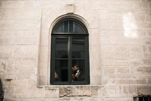 Hochzeitspaar küsst sich im Fenster foto