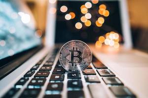 Makroaufnahme von Bitcoin-Münzen auf dem Laptop foto