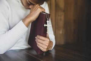 Frau betet um Gottes Segen, um sich ein besseres Leben zu wünschen. um Vergebung bitten und an das Gute glauben. christliches lebenskrisengebet zu gott. religiöse Konzepte. foto