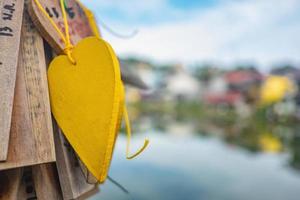 gebetsanhänger, die an einer brücke im pilok-minendorf in der stadt kanchanaburi, thailand, befestigt sind foto