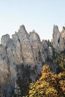 Blick auf die Ai-Petri-Felsen im Krimgebirge foto