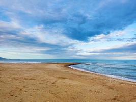 Strand am Meer. blaue welle und wolke auf landschaft. schöne küste im sommerurlaub. foto