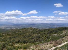 Nationalpark der Pyrenäen in Spanien. Berge und Hügel mit grünen Wäldern bedeckt. Blick aus der Höhe auf das Panorama der Natur. foto