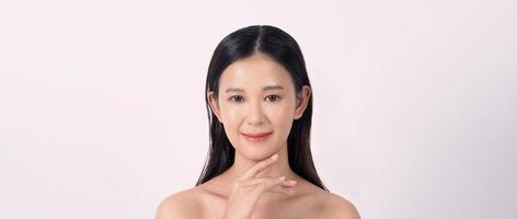 schöne junge asiatische Frau mit sauberer, frischer Haut auf weißem Hintergrund. foto