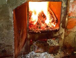 heißes Feuer im Ofen mit offener Tür foto