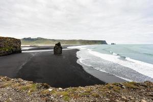 Ansicht des Stapels am Strand von Kirkjufjara in Island foto