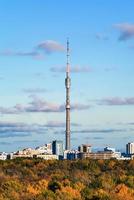 ostankinskaya Fernsehturm in der Stadt am sonnigen Herbsttag foto