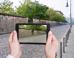 tourist, der foto der berliner mauer macht