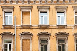 schäbige fassade des alten stadthauses in moskau foto