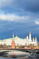 Dunkelblaue Wolken über dem beleuchteten Moskauer Kreml foto