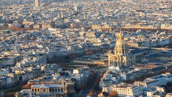 oben sehen sie den palast les invalides und die stadt paris foto