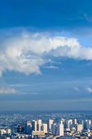 große stadt unter hochblauem himmel foto