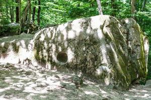 Geschnitzter Felsen in der alten Steingrube in Shapsugskaya foto