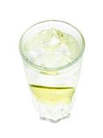 oben ansicht des gin tonic cocktail mit eiswürfeln foto