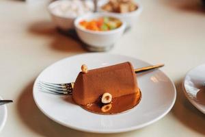Schokoladenkuchen auf einem Teller foto