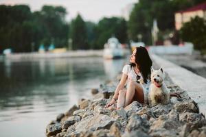 Mädchen mit einem Hund auf der Promenade foto