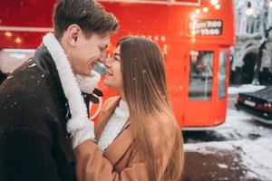 schönes junges paar, das durch den alten bus aufwirft foto