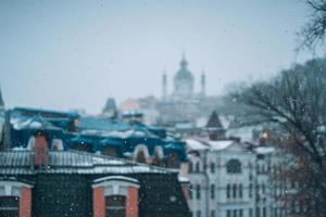 reichlicher Schneefall über der Stadt mit den Dächern foto