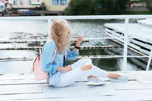 blonde Frau mit einer Tasche foto