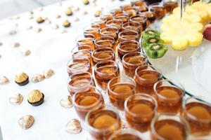 reichhaltiges Buffet, Whiskey, Bourbon, Sekt, Wein und Obst. foto