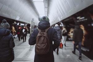 Mann von hinten in der U-Bahn. Menschen in der U-Bahn foto