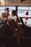 Liebendes junges Paar im Winter in einem Café sitzen foto