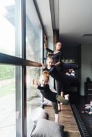 Mutter und zwei Töchter üben Ballett foto