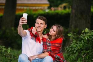 schönes junges paar macht selfie foto