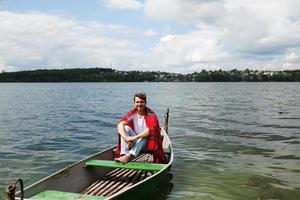 Mann in einem Boot foto