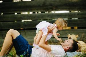 glückliche Familie auf dem Rasen im Park foto