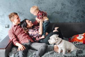 glückliche familie mit welpen foto