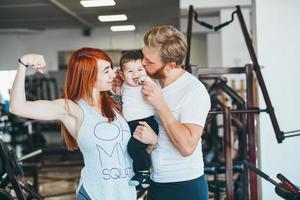 junge familie mit kleinem jungen im fitnessstudio foto