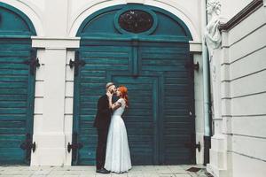 Hochzeitspaar bei einem Spaziergang im Anwesen des Belvedere in Wien foto