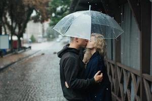 paar auf der straße mit regenschirm foto